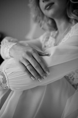 Siyah beyaz gelinlik içindeki genç gelinin yakın plan görüntüsü.