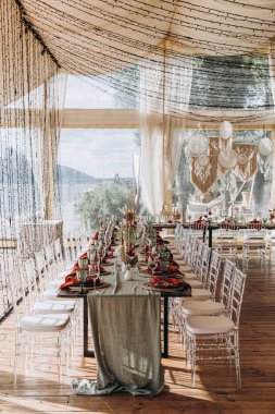 Çiçekler ve mumlarla hazırlanmış güzel bir düğün masası.                   