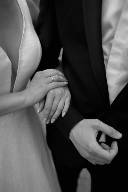 Damat ve gelin el ele tutuşuyor. siyah ve beyaz fotoğrafçılık