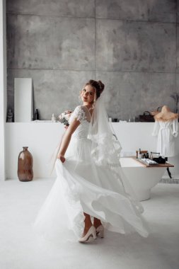 Gelinlikli gelin banyoda dans ediyor..