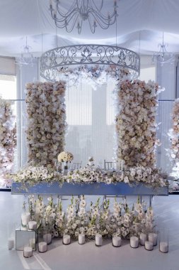 Çiçekler ve mumlarla hazırlanmış güzel bir düğün masası.                   