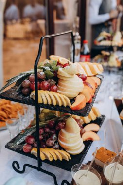 Farklı meyveli düğün masası, yakın çekim.