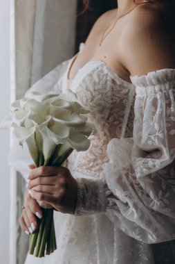 Güzel bir çiçek buketi tutan genç gelinin yakın plan görüntüsü..  