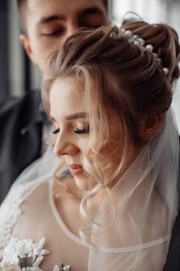 Romantik, beyaz bir çift düğünde aşık. 