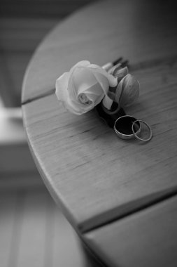 Yüzüklü güzel beyaz gül, yaklaş.