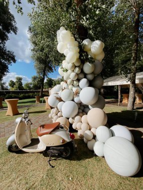 Düğünde motosikletli beyaz ve bej balonlar.    