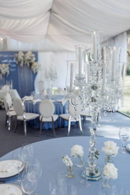 Çiçekler ve mumlarla hazırlanmış güzel bir düğün masası.                   