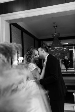 Gelin ve damat bir düğün töreninde dans ediyorlar.