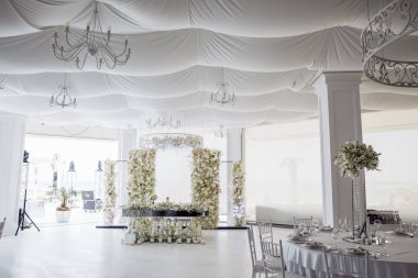 Mumlar ve çiçeklerle dolu güzel bir düğün masası.