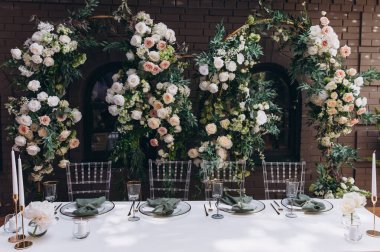 Düğün resepsiyonunda mumlar ve çiçeklerle güzel bir masa.                