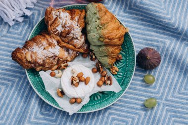 Kahvaltıda fındıklı kruvasan ve meyve, yakın plan.