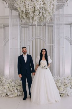 Güzel mutlu gelin ve damat düğün töreninde             