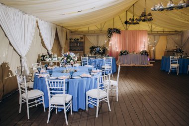 Düğün için çiçeklerle süslenmiş zarif bir masa seti ya da yemek servisi.                