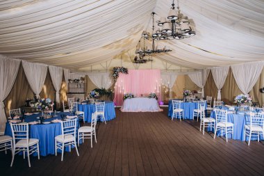 Düğün için çiçeklerle süslenmiş zarif bir masa seti ya da yemek servisi.                