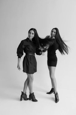 Stüdyoda poz veren iki kadın, siyah beyaz fotoğraf. 