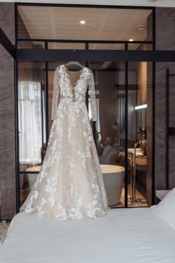 Lüks otel odası ve hazırlanmış beyaz gelinlik. 