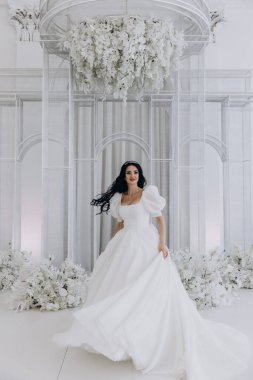 Stüdyoda poz veren zarif gelinlik içinde güzel genç bir gelin..          