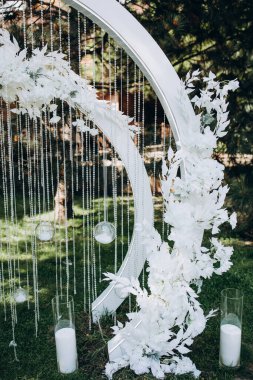 Açık hava seremonisi için çiçekli güzel bir düğün kemeri.        