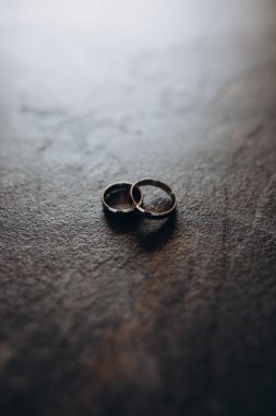 Karanlık yüzeyde zarif alyansların yakın plan görüntüsü