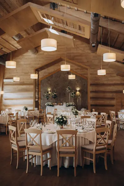 Zarif masa ve çiçeklerle düğün resepsiyonu                        