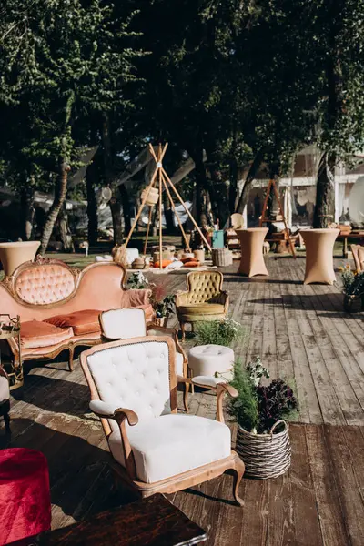 Açık hava partisi için süslemeleri olan rahat bir yaz bahçesi.               