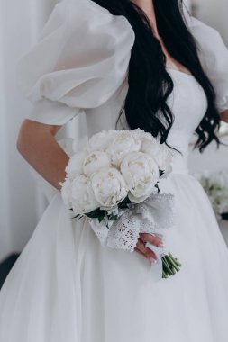 Güzel bir çiçek buketi tutan genç gelinin yakın plan görüntüsü..  