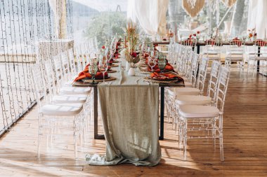 Düğün resepsiyonunda mumlar ve çiçeklerle güzel bir masa.                