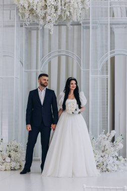 Güzel mutlu gelin ve damat düğün töreninde             