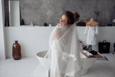 Banyoda beyaz elbiseli güzel bir gelin.