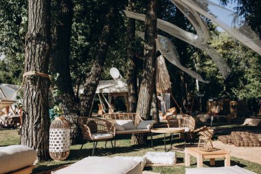 Açık hava partisi için süslemeleri olan rahat bir yaz bahçesi.               