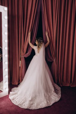 Stüdyoda poz veren zarif gelinlik içinde güzel genç bir gelin..          