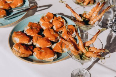 Çerezlerle servis edilen şenlik masası, düğün için yemek servisi.        