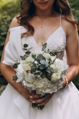 Güzel bir çiçek buketi tutan genç gelinin yakın plan görüntüsü..  