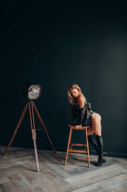 Stüdyoda poz veren genç seksi sarışın kadın. 