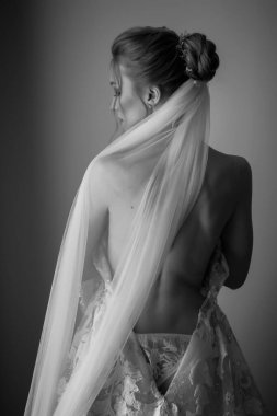 Genç gelin sabah düğün için hazırlanıyor. 