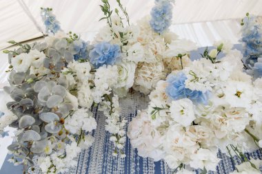 Yeni evliler için düğün süslemeleri masanın üstünde. düğün dekoru.