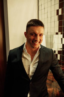 İçerideki yakışıklı adamın portresi.