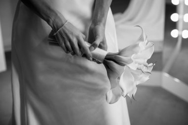 Gelinin elinde düğün buketi, siyah ve beyaz