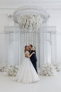 Güzel mutlu gelin ve damat düğün töreninde             