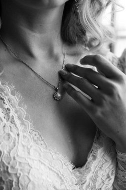 Gelinlik ve lüks takılarla genç gelinin yakın plan görüntüsü