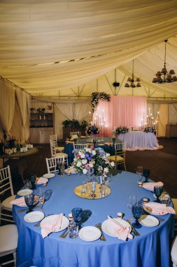 Çiçekler ve sandalyelerle güzel bir düğün.