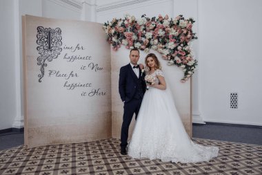 Güzel mutlu gelin ve damat düğün töreninde             