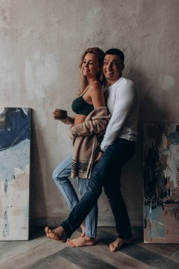 Stüdyoda poz veren genç beyaz bir çift. Aşk hikayesi fotoğrafı. 