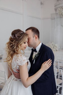 Mutlu gelin ve damat düğün günü sarılıyor..