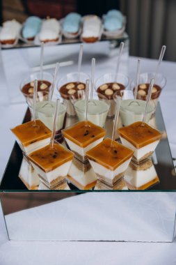 Düğün resepsiyonundaki lezzetli ve tatlı tatlıların yakın plan görüntüsü.        