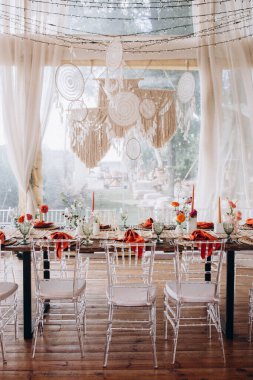 Düğün resepsiyonunda mumlar ve çiçeklerle güzel bir masa.                