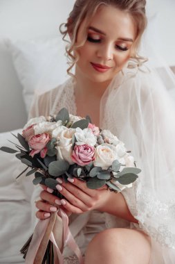 Çiçekleri ve düğün buketi olan güzel gelin.
