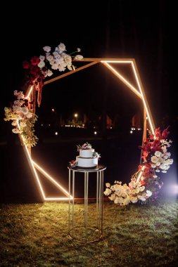 Akşam düğün resepsiyonunda nefis bir pasta ve dekor.       