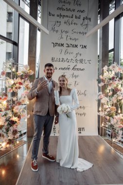 Güzel mutlu gelin ve damat düğün töreninde             