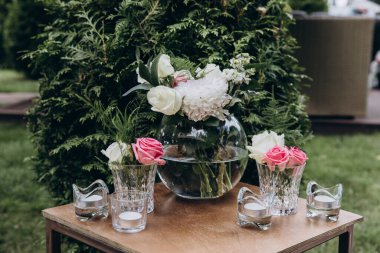 Düğün töreni. Çiçekler ve mumlar. düğün dekoru